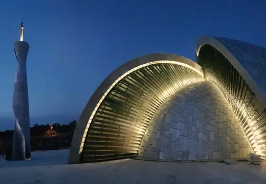 Photo 3: Exterior