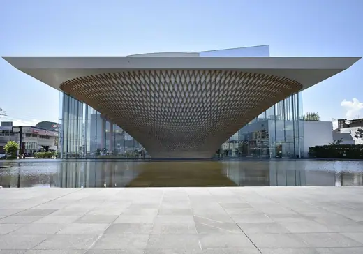 Photo 2: Exterior