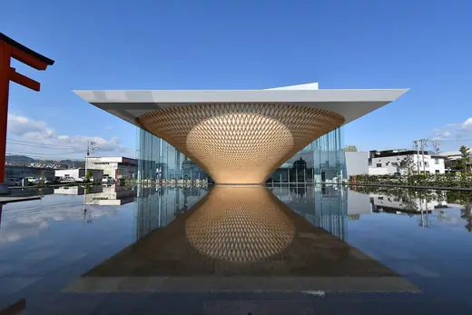 Photo 4: Exterior