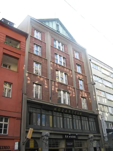 Photo 2: Exterior