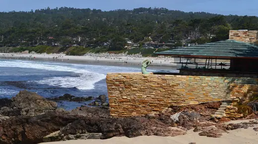 Photo 2: Exterior