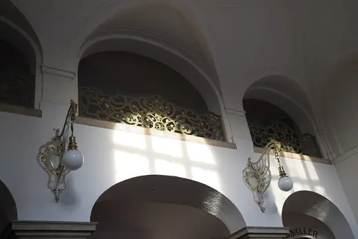 Photo 6: Interior