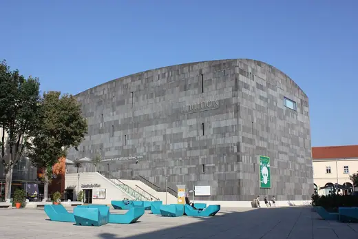 Photo 2: Exterior