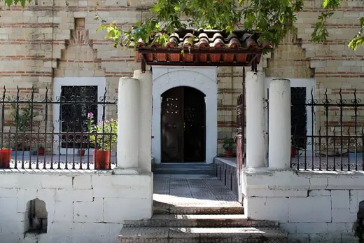 Photo 4: Exterior