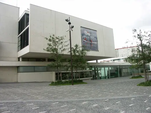 Photo 1: Exterior