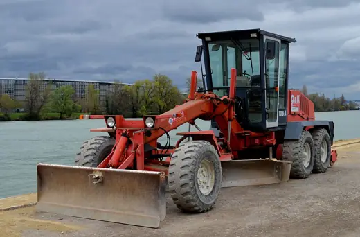 Photo 3: Exterior · Grader O&K F106A at Confluence at Lyon (France), in front of the Rhône River