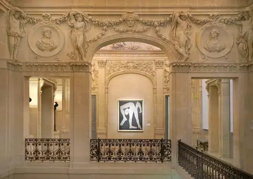 Photo 2: Exterior · Le salon Jupiter de l'hôtel Salé construit en 1660 dans le Marais à Paris
