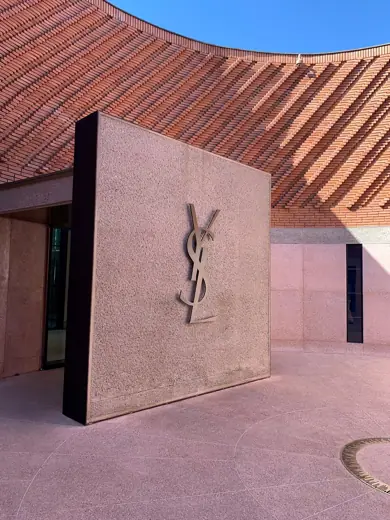 Photo 2: Exterior · Yves Saint Laurent Museum in Marrakesh, Logo im Eingangsportal