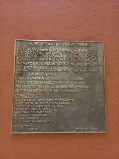 Photo 4: Exterior · Vista de la placa del Museo de Arte Contemporáneo en Monterrey