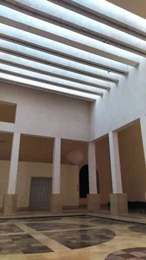 Photo 5: Interior · En la fotografía se observa la planta baja del Museo de Arte Contemporáneo en Monterrey, Nuevo León, México