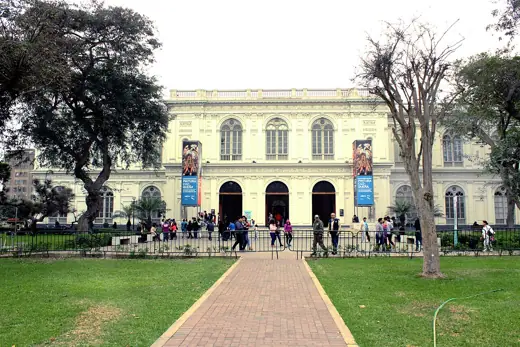 Photo 1: Exterior · Vista Frontal de la fachada del M.A.L.I