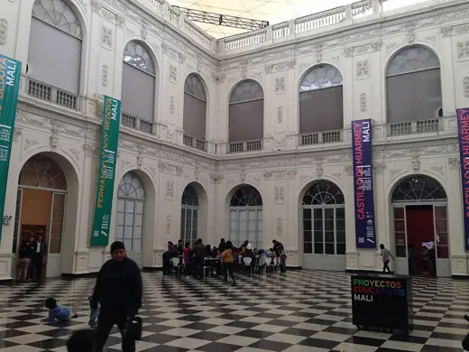 Photo 4: Interior · En la Palaco de la Ekspozicio
