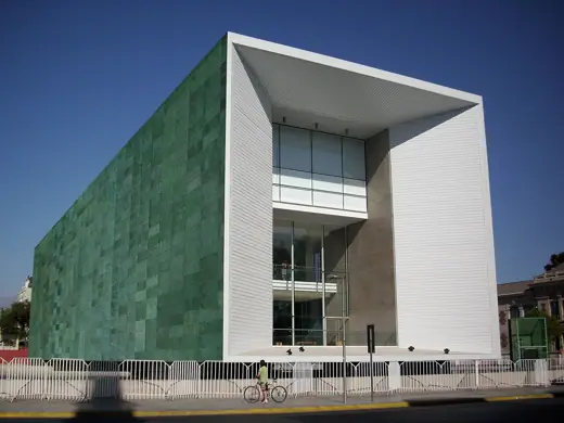 Photo 1: Detail · La fachada del Museo de la Memoria y los Derechos Humanos 