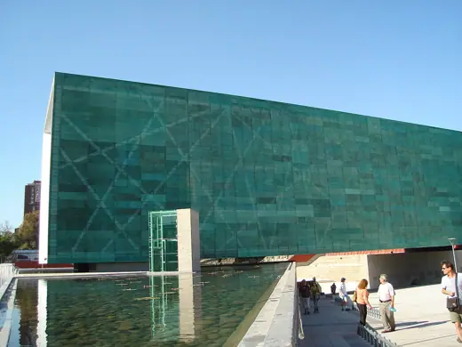 Photo 2: Exterior · Fachada sur del Museo de la Memoria, en Santiago de Chile