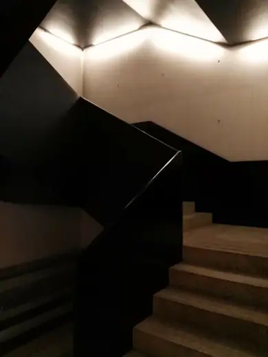 Photo 5: Interior · Interior del museo jumex, las lamparas alumbran los escalones