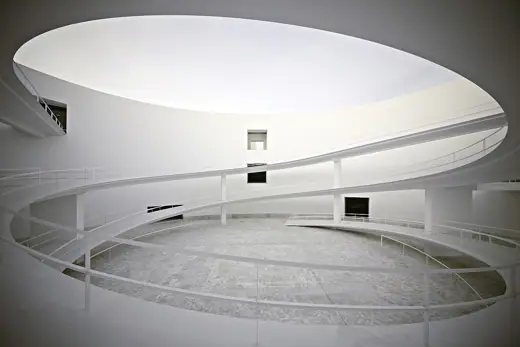 Photo 3: Exterior · Vista de la rampa del Museo de Andalucía