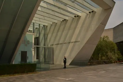Photo 4: Exterior · Entrada principal del MUAC y elevador