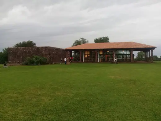 Photo 2: Exterior