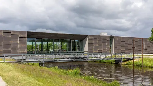 Photo 2: Exterior