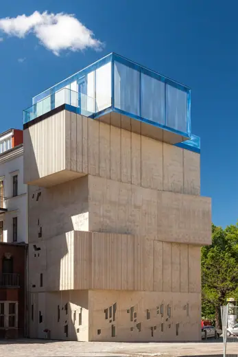 Photo 2: Exterior