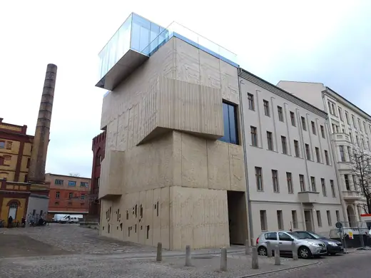 Photo 4: Exterior