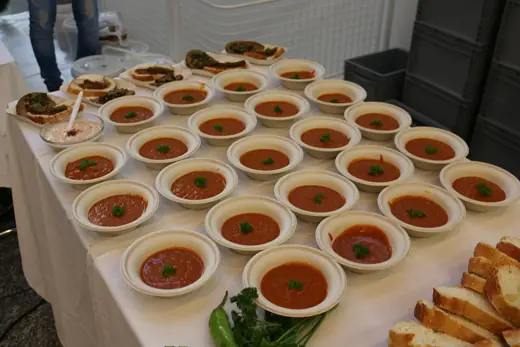 Photo 4: Exterior · Über den Tellerrand Community Frankfurt am Main serving food at Museum Angewandte Kunst 