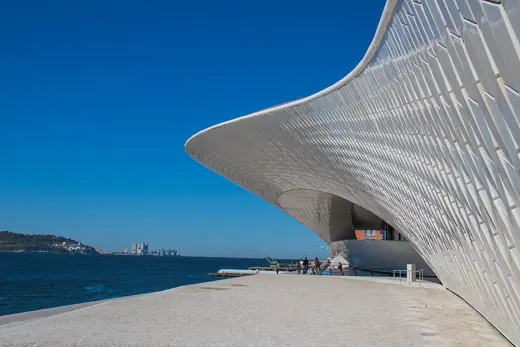 Photo 1: Exterior