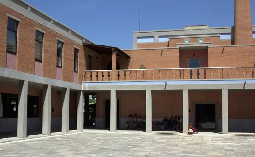 Photo 2: Exterior