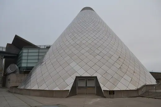 Photo 2: Exterior