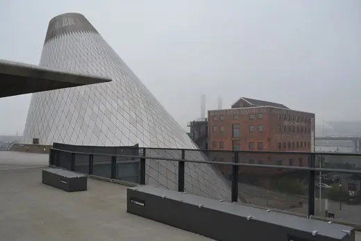 Photo 3: Exterior