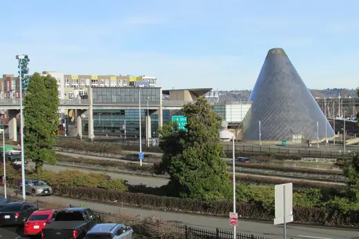 Photo 4: Exterior