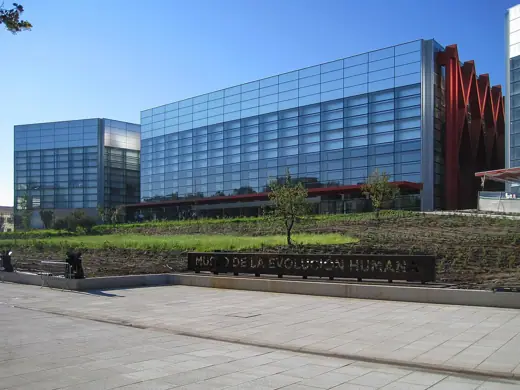 Photo 1: Exterior