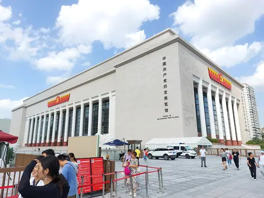 Photo 2: Exterior