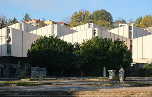 Photo 1: Exterior