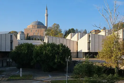 Photo 2: Exterior