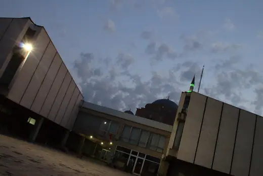 Photo 4: Exterior