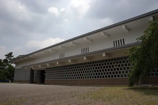 Photo 1: Exterior
