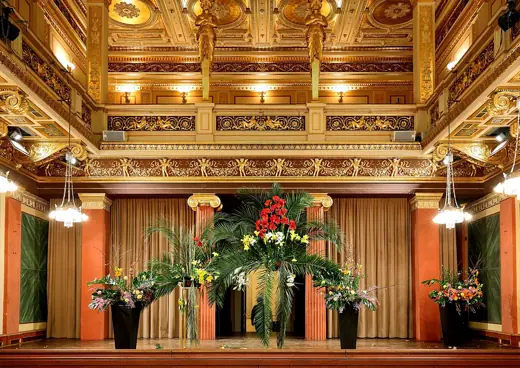 Photo 4: Interior · Podium bzw