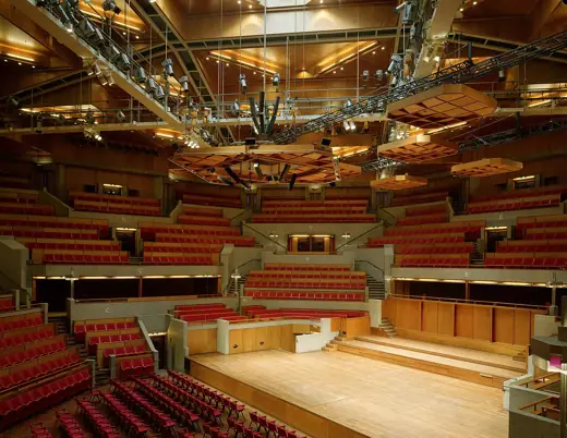 Photo 5: Interior · Interieur van het Muziekcentrum Vredenburg (Vredenburgpassage 77) te Utrecht: grote zaal
