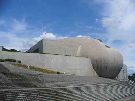 Photo 1: Exterior
