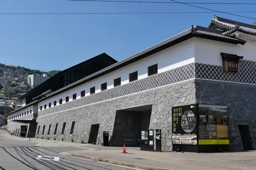 Photo 2: Exterior