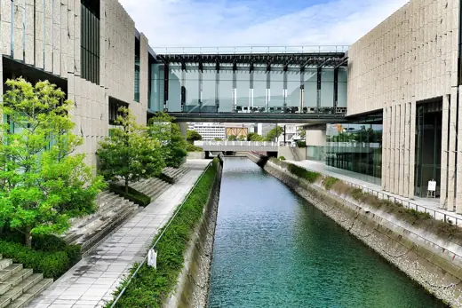 Photo 4: Exterior