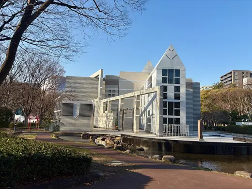 Photo 2: Exterior