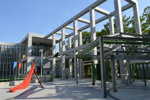 Photo 4: Exterior
