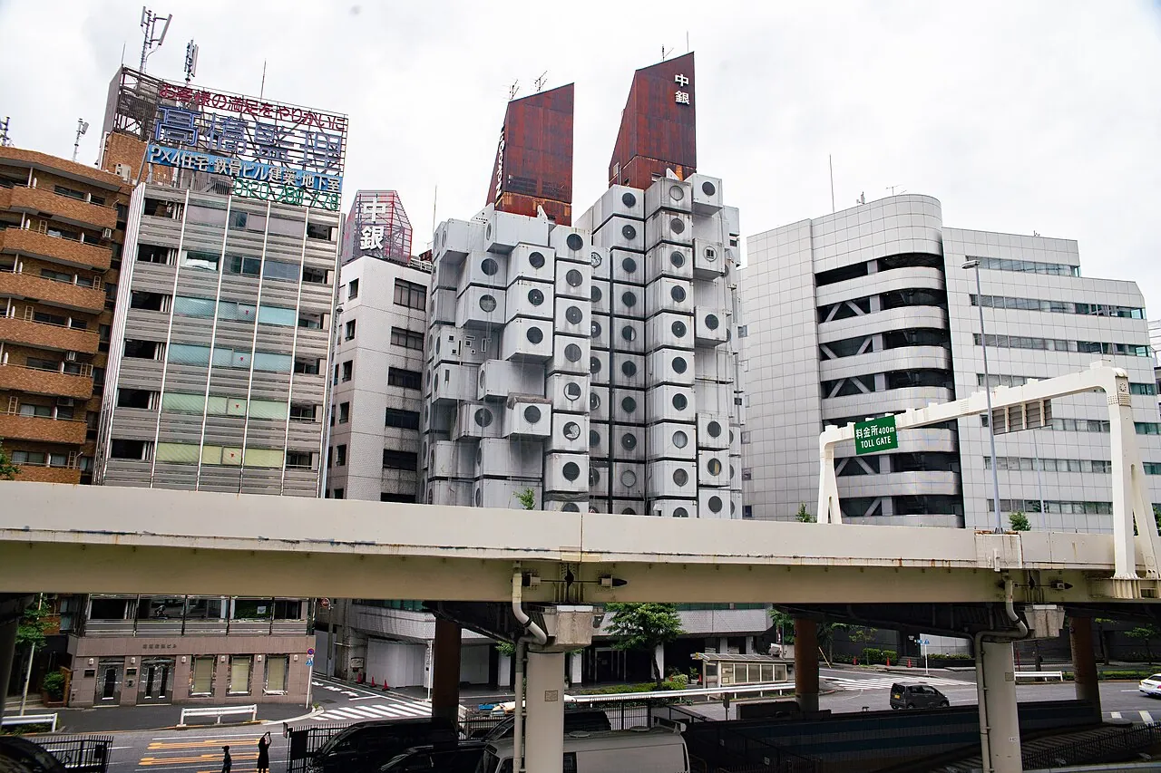 Nakagin Capsule Tower: Exterior