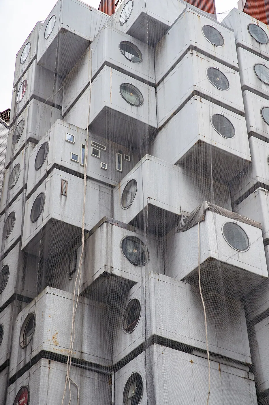 Nakagin Capsule Tower: Exterior