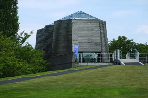 Photo 1: Exterior
