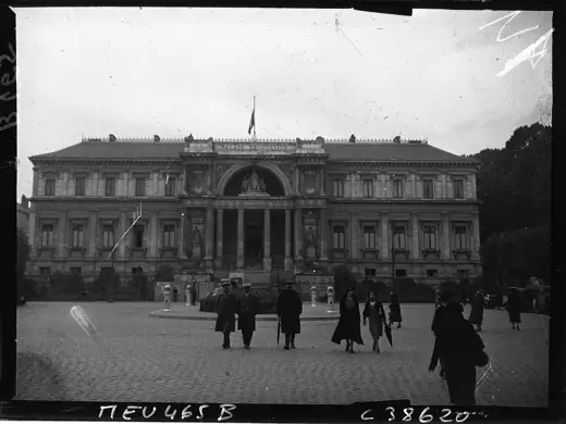 Photo 2: Exterior