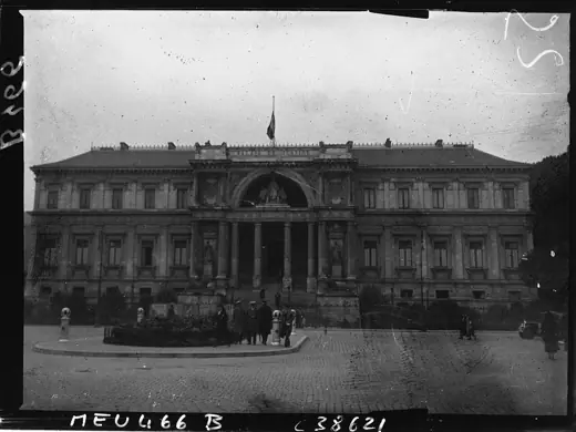 Photo 3: Exterior