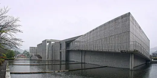 Photo 1: Exterior